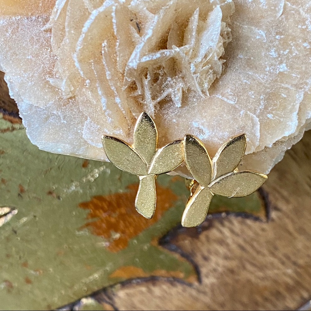 Vintage Gold Leaves Clip On Petite Earrings - Picture 3 of 7